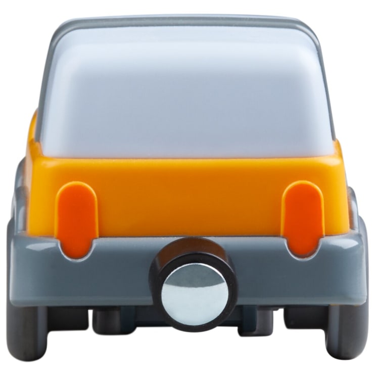 Ein Spielzeugauto von hinten gesehen, hauptsächlich in den Farben grau und gelb, mit einer weißen Heckscheibe und einem runden silbernen Detail an der hinteren Stoßstange.