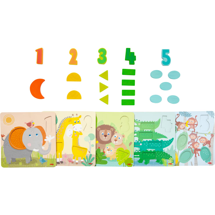 Fünf hölzerne Puzzlebretter mit Tiermotiven sind nebeneinander angeordnet, jeweils mit passenden Zahlen und Formen darüber. Auf den Tafeln sind ein Elefant, eine Giraffe, ein Löwe, ein Krokodil und ein Affe abgebildet.