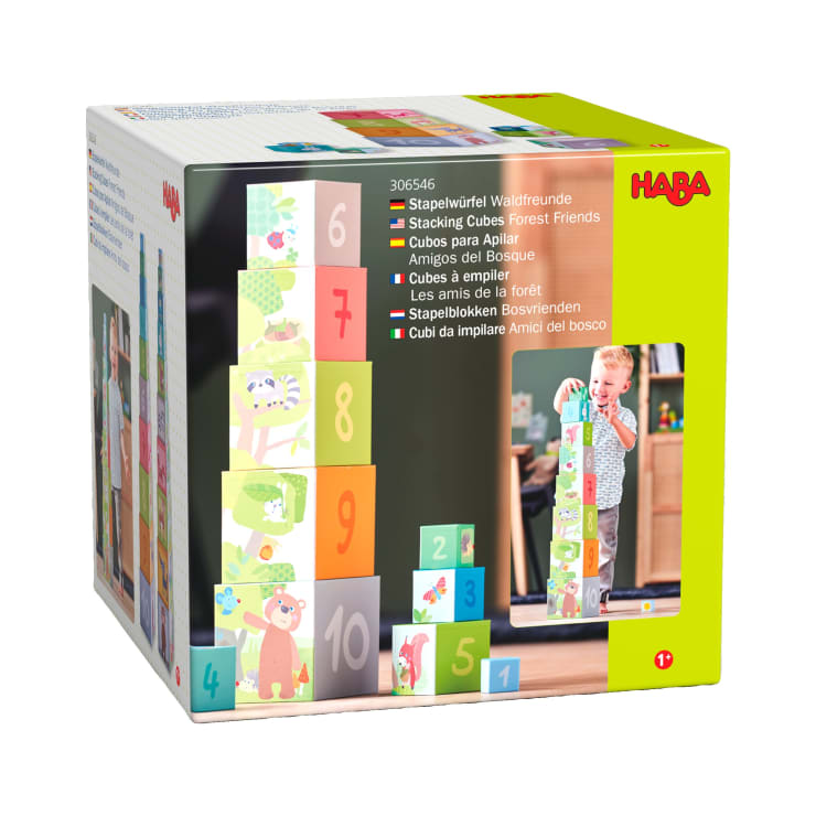 Eine Schachtel HABA Stapelwürfel Waldfreunde mit bunten, nummerierten Würfeln und Tiermotiven. Auf der Schachtel sind ein Foto eines Kindes, das die Würfel stapelt, und Produktinformationen in mehreren Sprachen abgebildet.