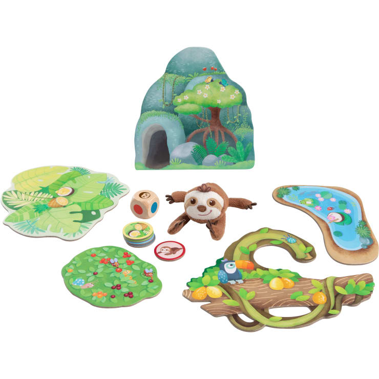Ein Satz illustrierter Spielfiguren aus Holz und Pappe, darunter ein Baum, eine Höhle, ein Teich, Blätter, Fruchtplättchen, ein Würfel, ein Spinner und ein kleines Plüschfaultier, angeordnet auf einem weißen Hintergrund.