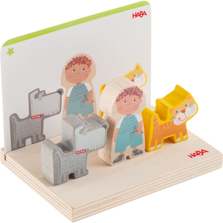 Ein Holzspielzeugset mit zwei Hundefiguren, einer Katzenfigur und zwei Kinderfiguren, die auf einem Holzsockel mit weißem Hintergrund stehen. Alle Figuren sind in einem einfachen, farbenfrohen Stil illustriert.