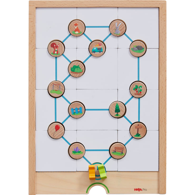 Auf dem hölzernen Spielbrett sind kreisförmige Spielsteine mit Motiven wie Fuchs, Auto, Kaninchen, Frosch, Luftballon und Baum abgebildet. Blaue Linien verbinden die Spielsteine, und ein gelber und grüner Marker befindet sich am unteren Rand des Brettes.