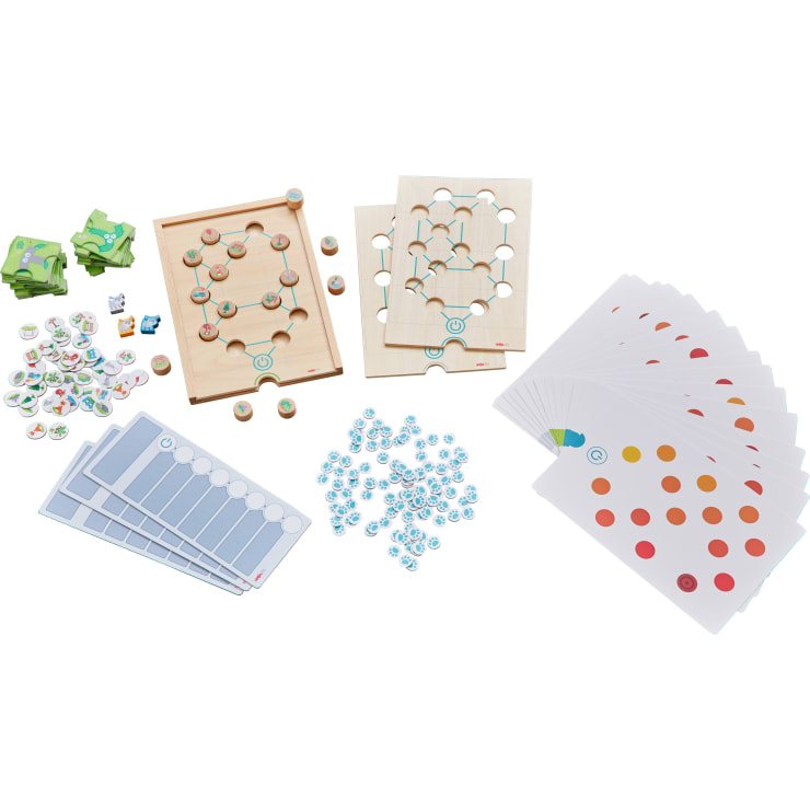 Ein Brettspielset mit Holzbrettern mit Löchern, verschiedenen Spielsteinen, Karten mit farbigen Punkten, blauen rechteckigen Karten, kleinen blauen kreisförmigen Spielsteinen und grünen Pappfiguren, die alle auf einem weißen Hintergrund angeordnet sind.