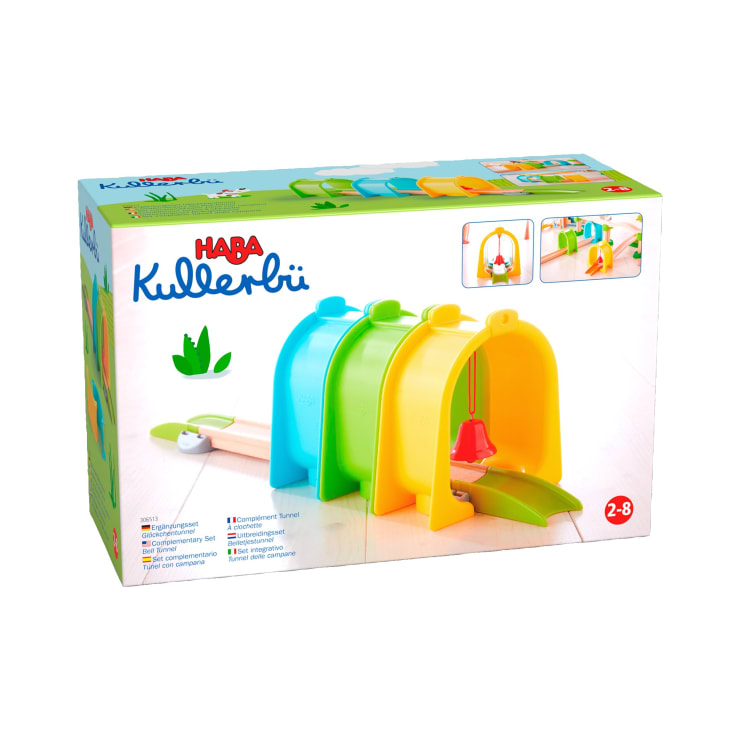 Eine Schachtel mit dem HABA Kullerbü-Spielzeugset mit bunten Kunststoffbögen in Blau, Grün und Gelb, mit einer roten Glocke und Schienenstücken, für Kinder von 2 bis 8 Jahren.