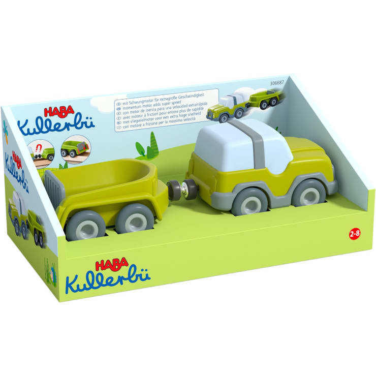 Ein Spielzeugset in einer Verpackung zeigt ein grün-weißes Spielzeugauto mit einem abnehmbaren Anhänger. Die Verpackung trägt den Markennamen "HABA Kullerbü" und gibt an, dass das Spielzeug für 2-8 Jahre geeignet ist. Auf der Verpackung ist eine Illustration des Spielzeugs abgebildet.