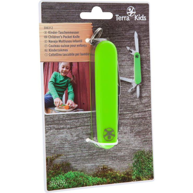 Ein grünes Kindertaschenmesser in einer Verpackung mit der Aufschrift Terra Kids, auf der das Produkt in mehreren Sprachen beschrieben wird. Die Verpackung zeigt ein Foto eines Kindes, das das Messer benutzt, und eine Illustration des Messers mit geöffneten Werkzeugen.