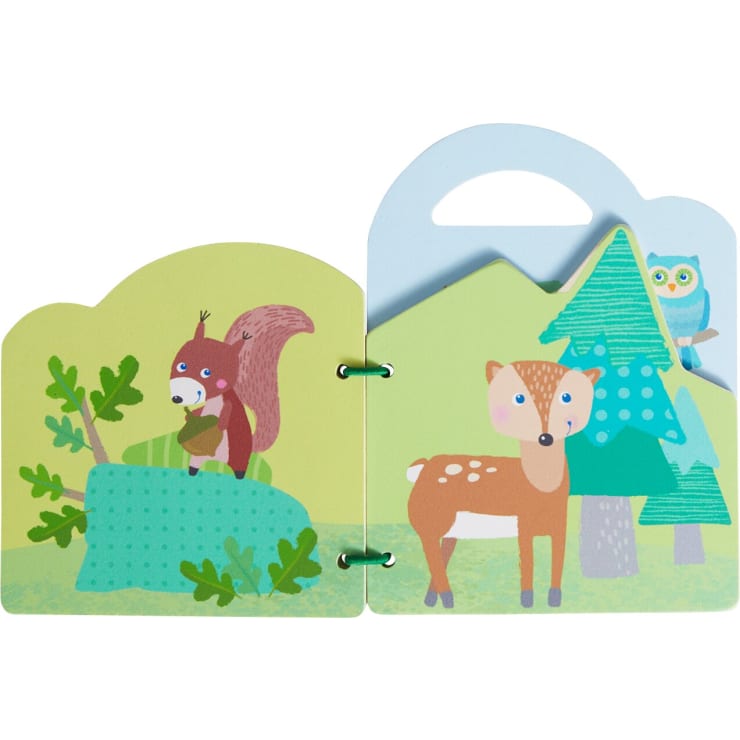 Ein illustriertes Kinderbuch zeigt auf der linken Seite ein Eichhörnchen, das eine Eichel neben einem Eichenzweig hält, und auf der rechten Seite ein Reh, das an einem Baum steht, während im Hintergrund eine Eule thront.