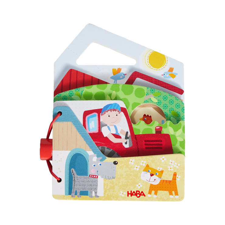 Ein farbenfroh illustriertes Pappbilderbuch für Kinder mit rotem Fadeneinband, das einen Bauern in einem roten Traktor, einen grauen Hund, eine orangefarbene Katze und ein Huhn zeigt, mit einer Scheune und Feldern im Hintergrund.