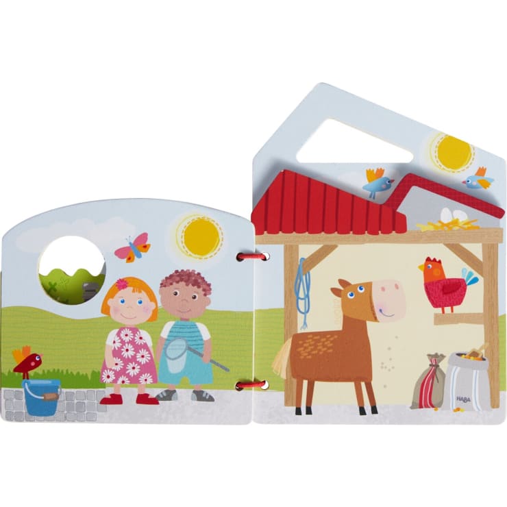 Ein illustriertes Kinderbuch zeigt auf der linken Seite zwei lächelnde Kinder mit einem Schmetterling und einem Eimer und auf der rechten Seite eine Stallszene mit einem braunen Pferd, einem roten Vogel und einem Huhn. In beiden Szenen scheint die Sonne.