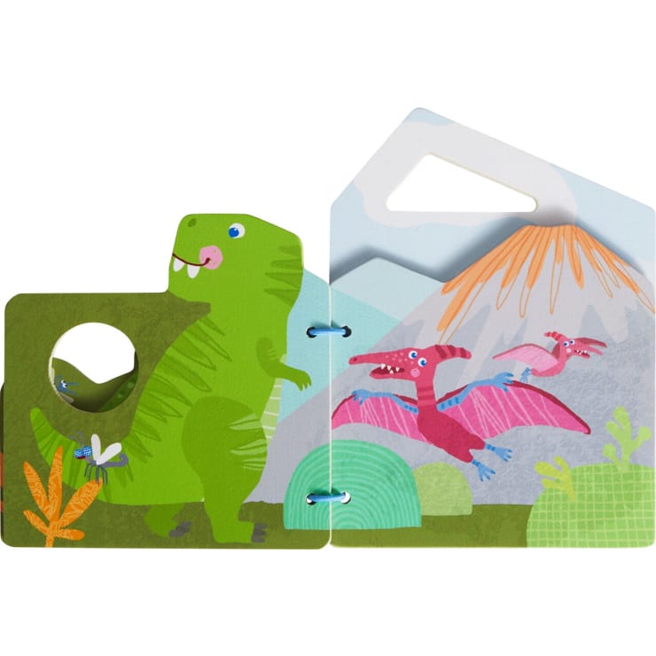 Ein illustriertes Kinderbuch zeigt einen grünen Dinosaurier mit einem Loch in der Seite, ein blaues Insekt in der Nähe und zwei rosafarbene Pterosaurier, die vor einem Vulkan und einer grünen Landschaft im Hintergrund fliegen.