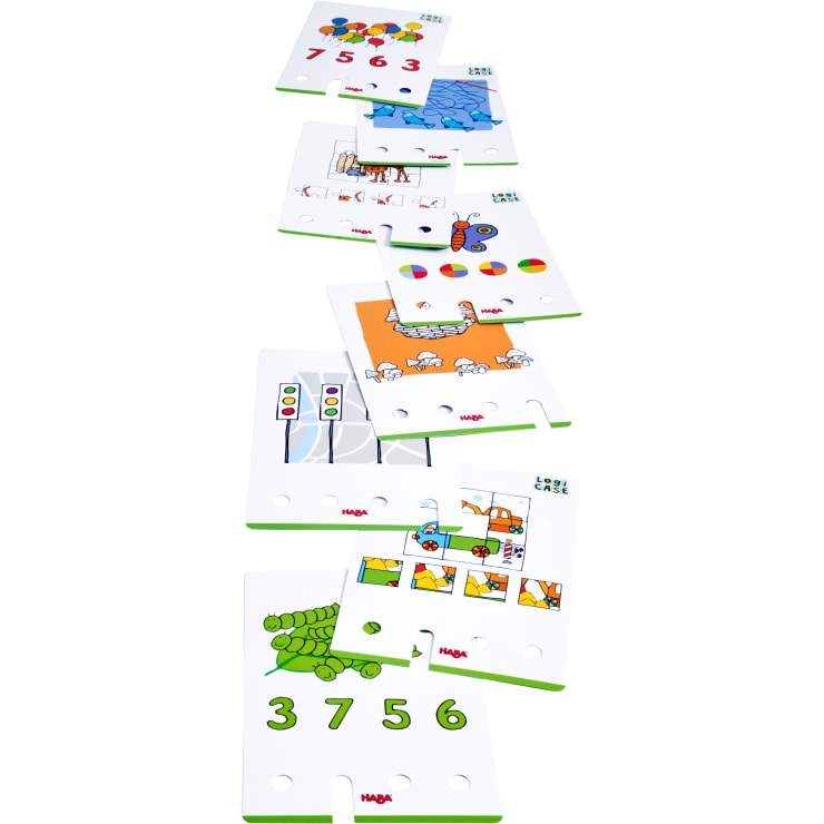 Neun illustrierte Lernkarten sind in einer gestaffelten Reihe angeordnet. Jede Karte hat Zahlen, Löcher und bunte Zeichnungen wie Tiere, Ampeln, Formen und Gegenstände; die Karten sind mit dem HABA-Logo versehen.