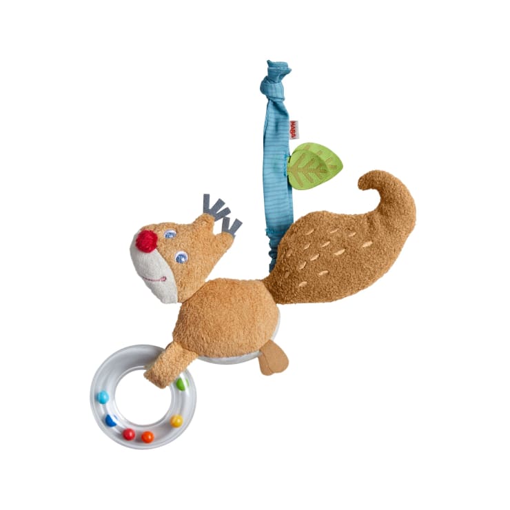 Plüsch-Eichhörnchen mit einer blauen Stoffschlaufe zum Aufhängen, die einen durchsichtigen Kunststoffring mit bunten Perlen hält und mit einem grünen Stoffblatt verziert ist.
