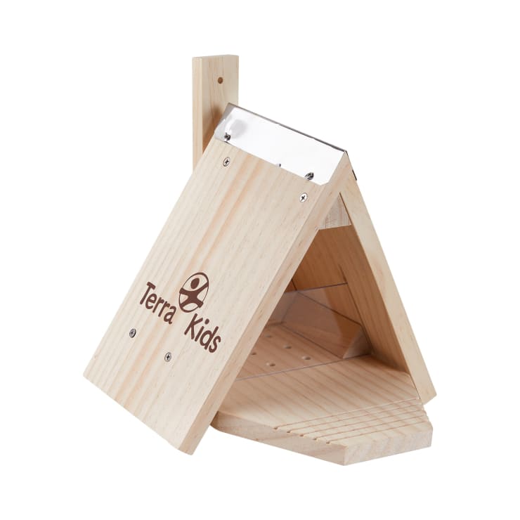 Ein hölzernes Vogelhaus mit A-Rahmen-Design, hellem Holz, Metallscharnier am Dach und dem "Terra Kids"-Logo auf der Vorderseite. Das Dach ist offen und zeigt das leere Innere.