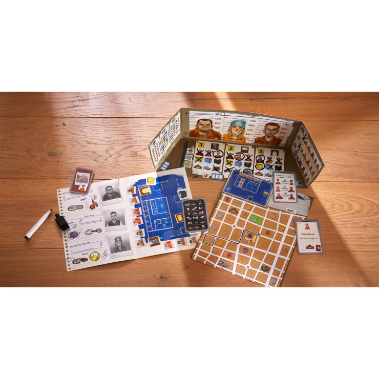 Ein detektivisches Brettspiel mit Hinweiszetteln, Charakterporträts, einem Trockenstift, einer Faltwand mit Tabellen, Karten und einem blauen Gebäudegrundriss auf einer Holzfläche.