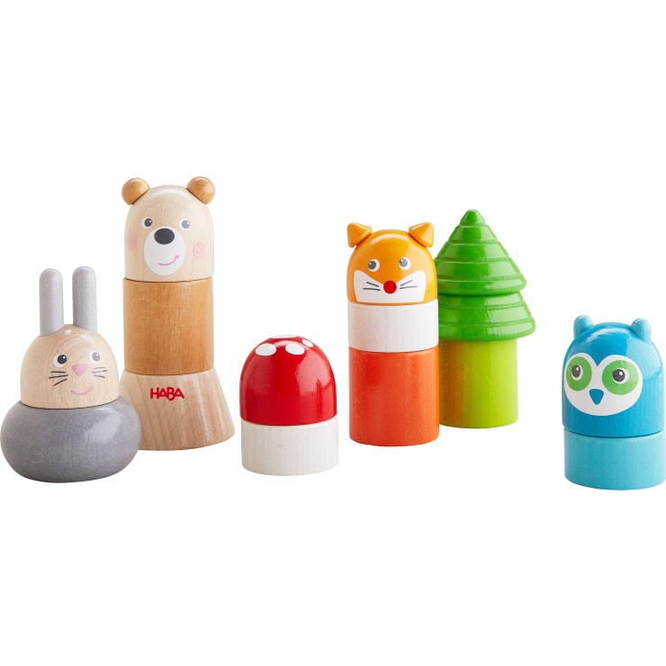 Sechs bunte Stapelspielzeuge aus Holz sind in einer Reihe angeordnet und so geformt und bemalt, dass sie einem Hasen, Bären, Pilz, Fuchs, Baum und einer Eule ähneln. Die Spielzeuge haben einfache, freundliche Gesichter und glatte Oberflächen.