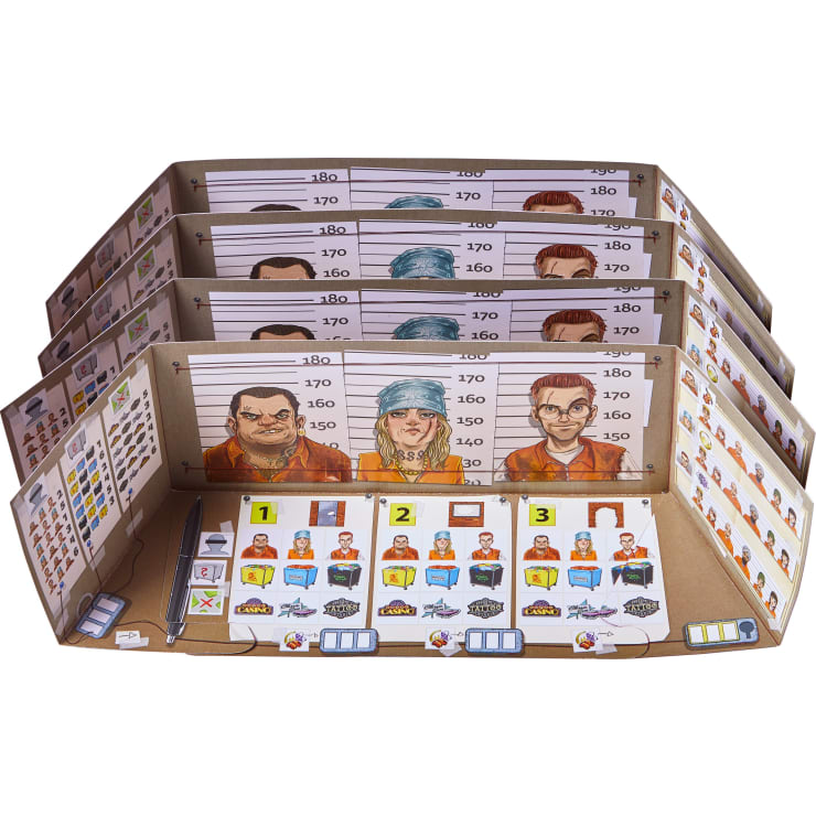 Ein Spielbildschirm aus Pappe zeigt illustrierte Fahndungsfotos, Höhendiagramme, verschiedene Symbole, nummerierte Abschnitte und Spielfiguren, die in einem gefalteten, aufrechten Format für das Tischspiel angeordnet sind.