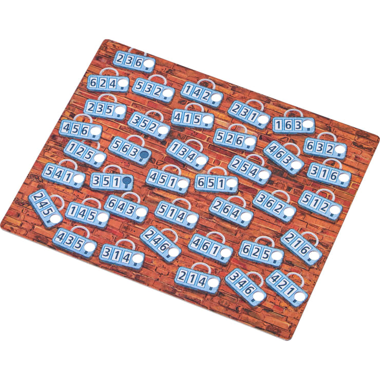 Auf einem Spielbrett mit Backsteinmuster-Hintergrund befinden sich mehrere nummerierte Spielsteine, die jeweils ein blaues Schloss und eine dreistellige Zahl zeigen. Einige Zahlen enthalten einen kleinen weißen Stift, der in ein Loch neben dem Schlossbild eingesetzt ist.