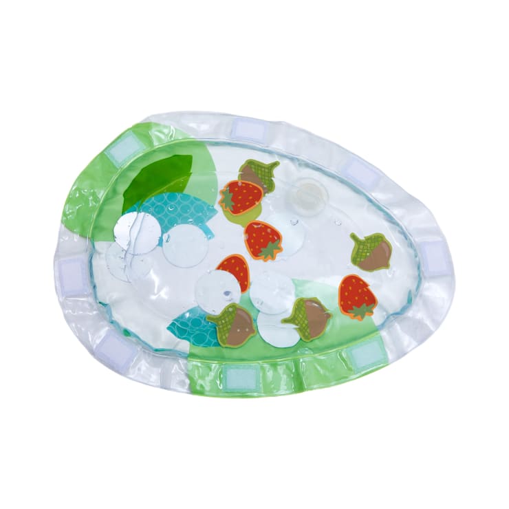 Eine ovale Matte aus durchsichtigem Kunststoff mit grünem Rand, verziert mit Abbildungen von Erdbeeren, Blättern und Kreisen. Die Matte hat mehrere runde Abschnitte und ist am Rand mit Klettstreifen versehen.