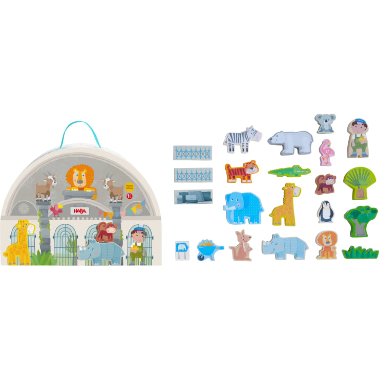 Zoo-Spielset aus Kunststoff und Holz mit Tragetasche, einschließlich Spielzeugfiguren von Löwe, Zebra, Eisbär, Koala, Giraffe, Elefant, Pinguin, Affe, Bäumen, Zäunen, Zoowärter und einer Schubkarre.