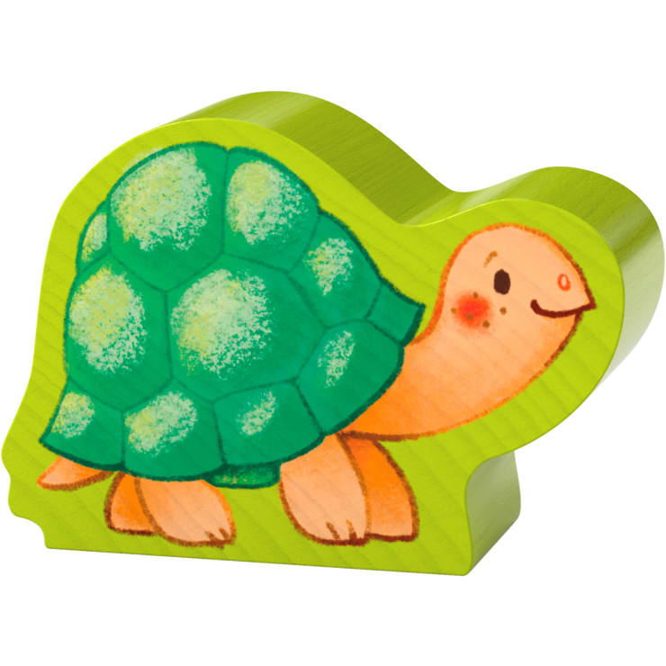 Ein Holzspielzeug in Form einer Schildkröte, grün bemalt mit einem gemusterten Panzer und einem lächelnden Gesicht, das vor einem weißen Hintergrund steht.