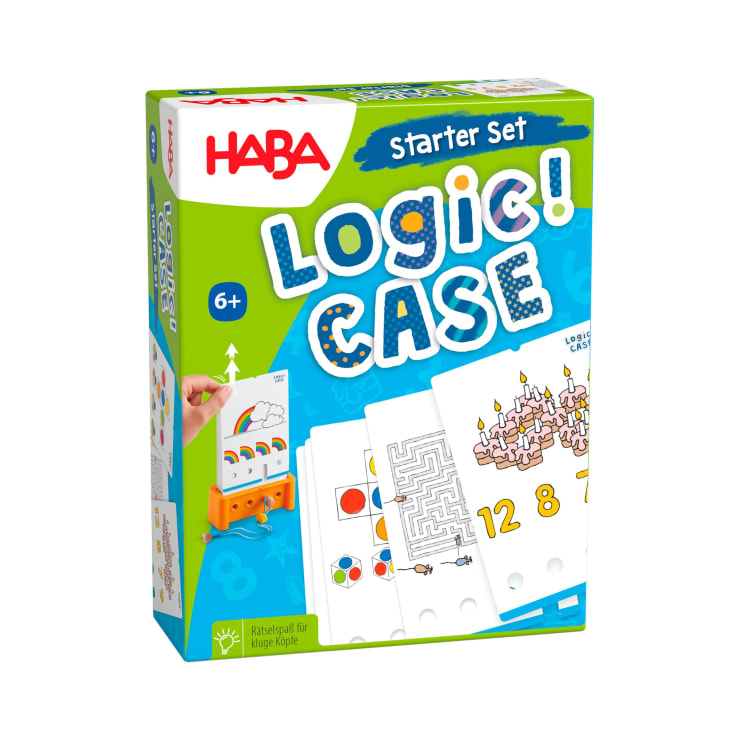 Eine Schachtel mit dem HABA Logic! CASE Starter Set für Kinder ab 6 Jahren mit illustrierten Logikkarten mit Labyrinthen, Rätseln und Zahlen auf blauem und grünem Hintergrund.