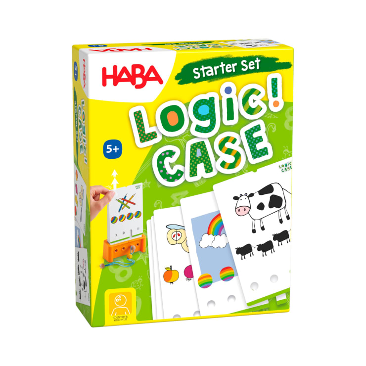 Eine grün-gelbe HABA Logic! CASE Starter Set Box für Kinder ab 5 Jahren, mit Beispiel-Fragenkarten mit Bildern von Tieren, Regenbögen und Formen auf der Vorderseite.