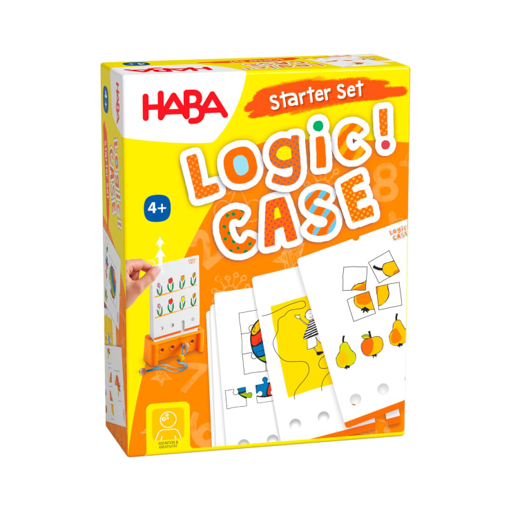 Eine gelb-orangefarbene HABA Logic! CASE Starter Set für Kinder ab 4 Jahren mit illustrierten Logikkarten, die auf der Vorderseite Formen, Früchte und Muster zeigen.