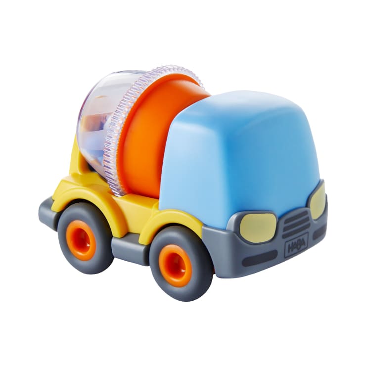 Ein Spielzeug-Zementmischwagen aus Kunststoff mit blauem Fahrerhaus, gelber Karosserie, orangefarbenen Rädern und einer orangefarbenen und durchsichtigen Mischtrommel. Der LKW ist von vorne auf einem weißen Hintergrund abgebildet.