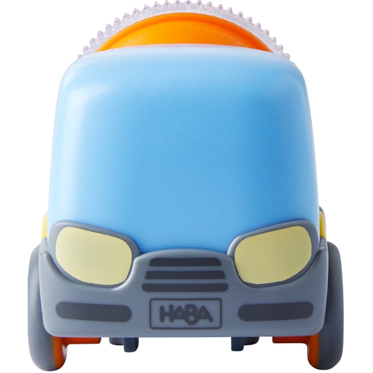 Ein Spielzeugauto mit blauer Karosserie, grauer Stoßstange, gelb getönten Scheiben und dem Markennamen HABA auf der Vorderseite. Das Auto hat eine runde Form und einen gezackten, durchsichtigen orangefarbenen Teil auf der Oberseite.