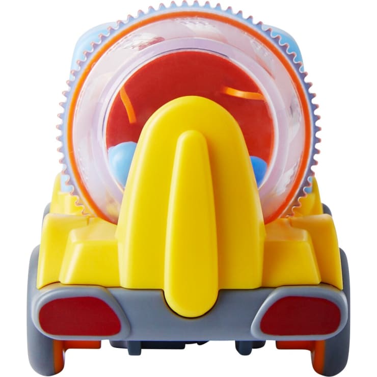 Nahaufnahme eines gelben Plastikspielzeugautos mit roten und grauen Details und einer durchsichtigen Kuppel auf der Oberseite, die bunte Kugeln enthält. Das Bild ist von der Rückseite des Spielzeugautos aufgenommen.