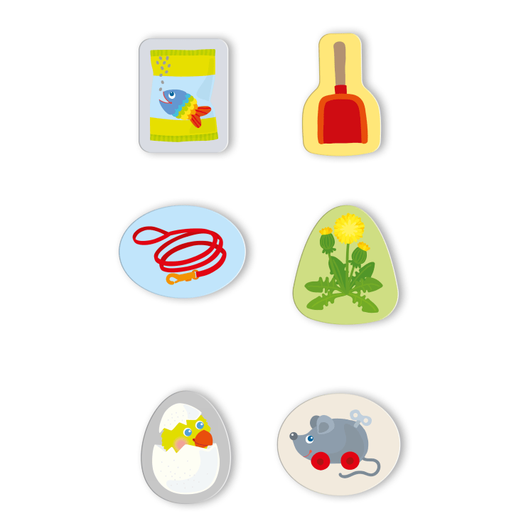 Sechs illustrierte Sticker: ein Fisch in einer Tüte, eine rote Schaufel, eine aufgerollte rote Leine, ein Strauß gelber Löwenzahn, ein Küken, das aus einem Ei schlüpft, und eine graue Spielzeugmaus mit roten Rädern.
