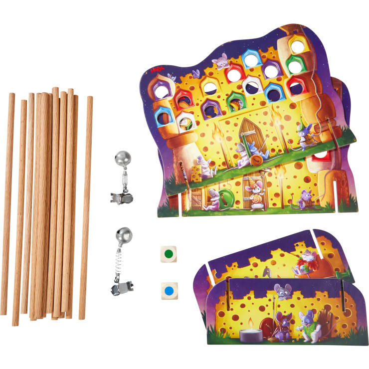Ein Brettspielset mit zwei illustrierten Käsetafeln, 16 Holzstäben, zwei Metallklammern mit Federn, zwei Würfeln mit farbigen Punkten und verschiedenen farbigen Ringen, die in die Spielbretter eingesetzt werden.