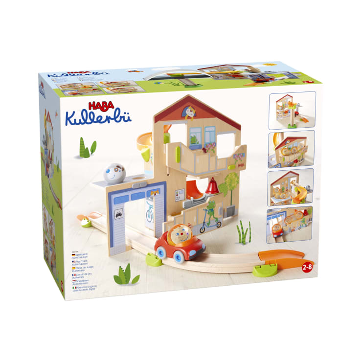 Abgebildet ist eine Schachtel mit einem HABA Kullerbü Holzspielset. Auf der Schachtel ist ein Bild des Spielsets abgebildet, das ein Spielhaus, eine Eisenbahn, ein Auto und Figuren enthält. Das empfohlene Alter ist 2-8 Jahre.