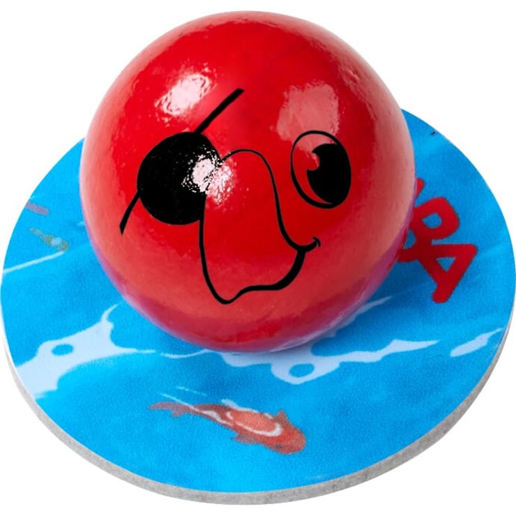 Auf einem flachen, runden blauen Sockel, der mit Fisch- und Wassermustern verziert ist, sitzt eine rote Kugel mit einem Cartoon-Gesicht, das ein zwinkerndes Auge und eine Nase enthält.