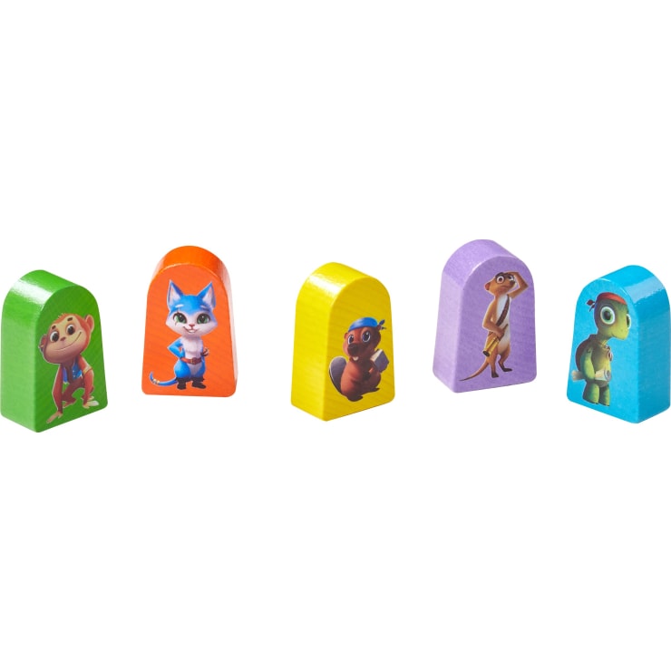 Fünf farbenfrohe Spielsteine aus Holz, die jeweils eine andere Cartoon-Tierfigur darstellen: einen Affen, eine blaue Katze, einen Biber mit Hut, ein Erdmännchen und eine Schildkröte mit Stirnband.