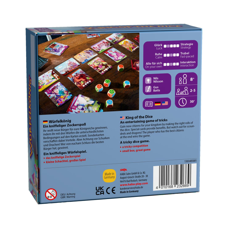 Die Rückseite der Brettspielschachtel von König der Würfel zeigt die Spielkomponenten, den Aufbau mit Karten und Würfeln, Spielerinformationen, Symbole für Spielstatistiken und einen Text in Deutsch und Englisch, der das Spiel beschreibt.