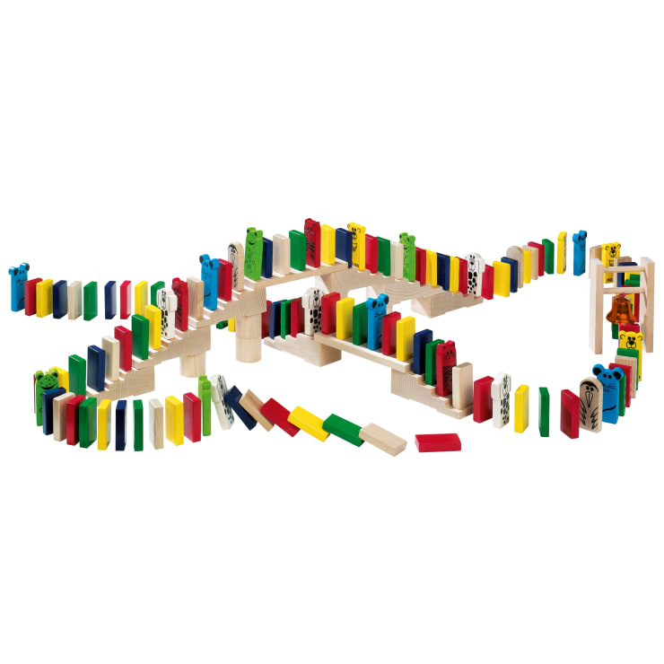 Ein Set aus bunten rechteckigen Dominosteinen und tierförmigen Steinen, die in einem komplexen Muster mit hölzernen Rampen, Säulen und einem kleinen Glockenturm angeordnet sind, bereit für eine Kettenreaktion.
