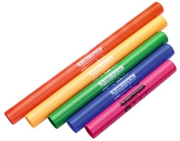 Fünf Plastikröhrchen in den Farben Rot, Orange, Gelb, Grün und Rosa sind diagonal in einer Reihe angeordnet. Jede Röhre hat ein weißes Etikett mit Text darauf. Bei den Röhren scheint es sich um Musikinstrumente namens Boomwhackers zu handeln.