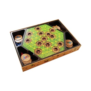 Ein Brettspiel mit einer sechseckigen Spielfläche mit geometrischem Muster und kreisförmigen Spielsteinen, die sich in einer Schachtel mit Fächern für zusätzliche runde Spielsteine befinden.