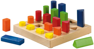 Ein hölzernes Sortierspielzeug mit einer quadratischen Basis und Schlitzen, das bunte geometrische Blöcke enthält, darunter Zylinder, Rechtecke und Dreiecke in Rot, Gelb, Grün, Blau und Orange. Einige Blöcke werden außerhalb des Sockels platziert.