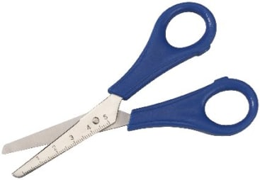 Eine Schere mit blauen Kunststoffgriffen und Metallklingen. Eine Klinge hat ein Lineal mit den Zahlen 1 bis 5. Die Schere ist leicht geöffnet vor einem einfarbigen Hintergrund positioniert.