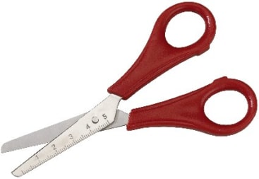 Eine Sicherheitsschere mit roten Kunststoffgriffen und einer kurzen Metallklinge mit einem eingebauten Lineal mit einer Markierung von 1 bis 5 Zentimetern.