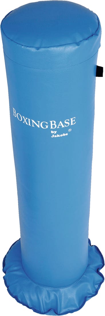 Ein hoher, zylindrischer blauer Boxsack mit der Aufschrift BOXING BASE von Jakobs, mit gepolstertem Oberteil und einem breiteren, gerafften Boden für Stabilität.