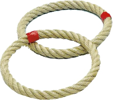 Zwei dicke, beigefarbene Seilringe mit rotem Band, das um einen Teil jedes Rings gewickelt ist. Die Ringe sind überlappend auf einem weißen Hintergrund platziert.
