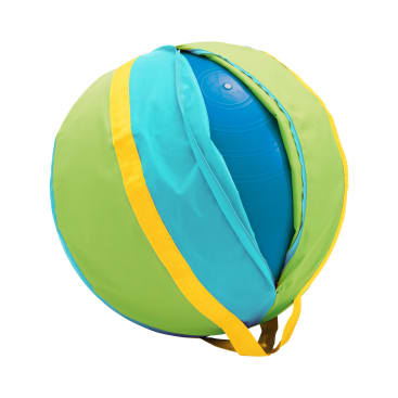 Ein blauer Gymnastikball ist teilweise von einer Stoffhülle mit grünen, blauen und gelben Abschnitten bedeckt. Der Bezug ist auf einer Seite geöffnet und gibt den Blick auf den Ball frei.