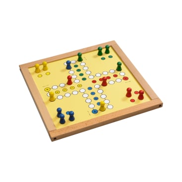 Ein hölzernes Ludo-Brett mit gelber Spielfläche und farbigen Spielsteinen - rot, grün, blau und gelb - die auf dem Brett angeordnet sind. Das Brett hat ein Gitter aus kreisförmigen Feldern, die ein Kreuz bilden.