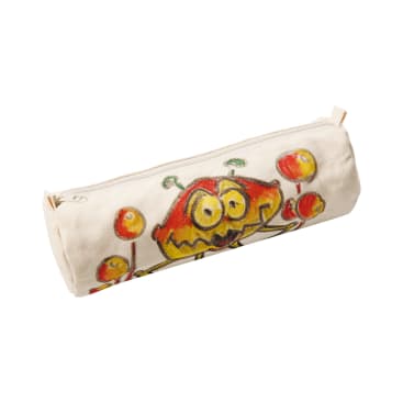 Ein beigefarbenes zylindrisches Mäppchen mit Reißverschluss, auf dessen Stoff eine bunte Cartoon-Krabbe und rote Äpfel gemalt sind.