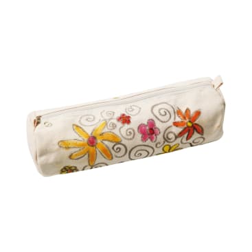 Ein zylindrisches Stoffmäppchen mit weißem Reißverschluss, verziert mit handgezeichneten bunten Blumen und Spiralmustern auf cremefarbenem Hintergrund.