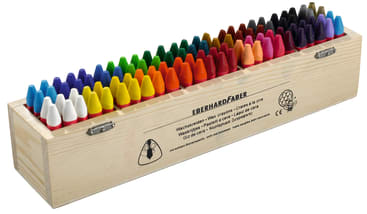 Eine Holzkiste, gefüllt mit Reihen von bunten Wachsmalstiften, ordentlich nach Farben geordnet, mit dem Markennamen Eberhard Faber auf der Seite der Kiste.