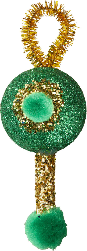 Ein grünes Glitzerornament mit einem goldenen Glitzerring in der Mitte, einer goldenen Pfeifenreinigerschlaufe oben und einer zylindrischen goldenen und grünen Glitzerverlängerung mit einer grünen Bommel unten.